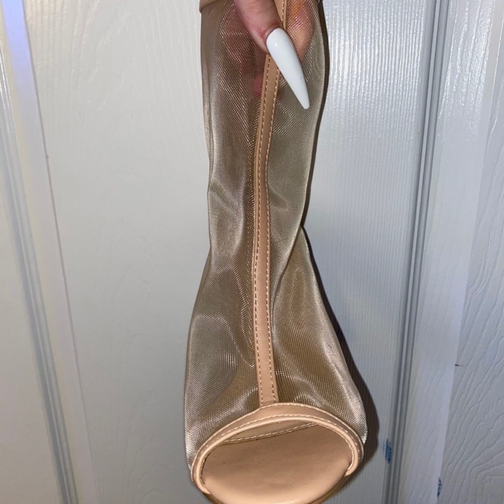 High Heels - Picture 4 of 5